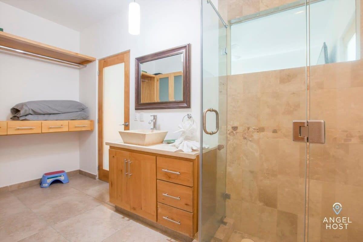 With Spectacular Ocean View & Pool Onsite Сasa de vacaciones