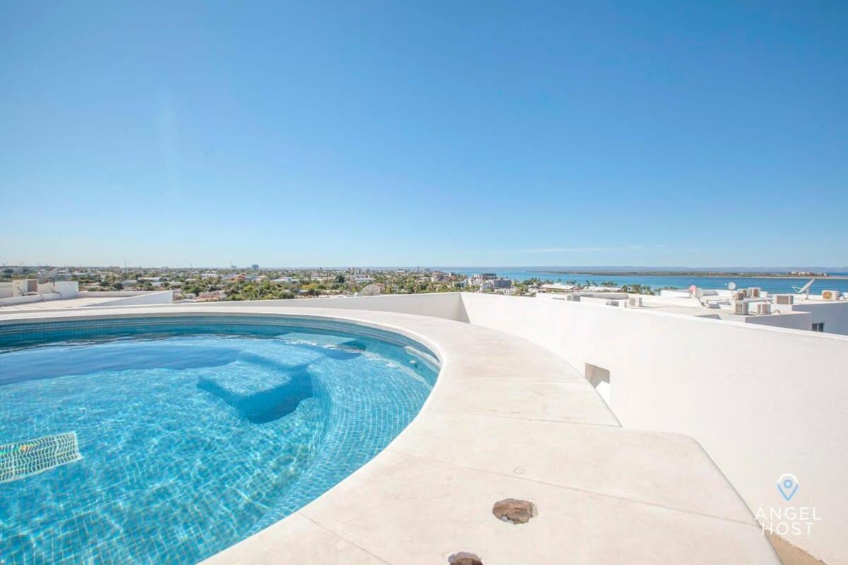 With Spectacular Ocean View & Pool Onsite Сasa de vacaciones