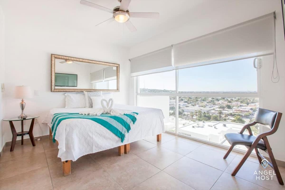 With Spectacular Ocean View & Pool Onsite La Paz
