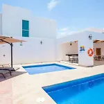 Spacious Home With Private Yard And Community Pool