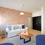 Stylish Townhome With Pool, Patio, And Secure Parking