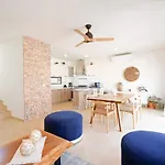 Stylish Townhome With Pool, Patio, And Secure Parking