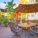Comfy Retreat Stay And Walk To Malecon