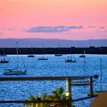 Comfy Retreat Stay And Walk To Malecon