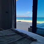 Beachfront With Jacuzzi Bahia Turquesa