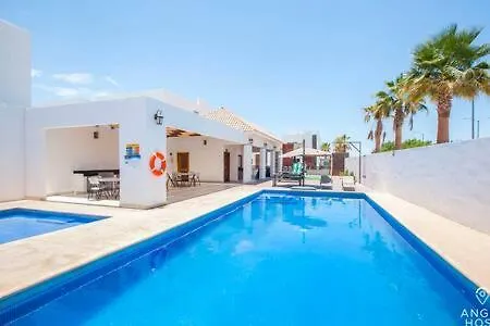 Spacious Home With Private Yard And Community Pool