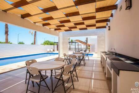 Spacious With Private Yard And Community Pool