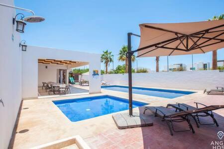Spacious With Private Yard And Community Pool