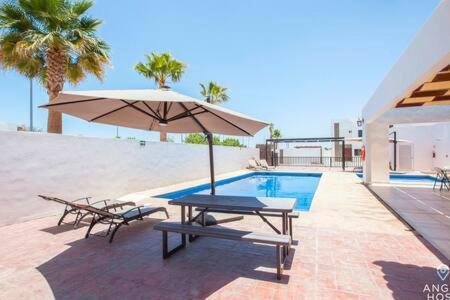 Spacious With Private Yard And Community Pool * La Paz