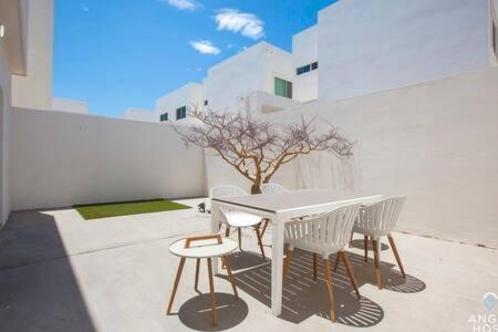 Spacious With Private Yard And Community Pool Holiday home *