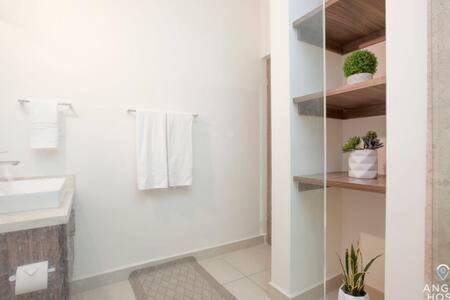 Spacious With Private Yard And Community Pool * La Paz
