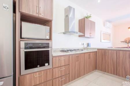 Spacious With Private Yard And Community Pool