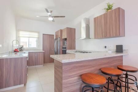 Spacious With Private Yard And Community Pool