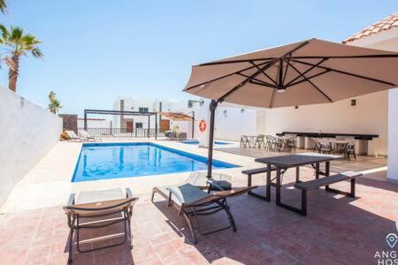 Spacious With Private Yard And Community Pool Holiday home La Paz