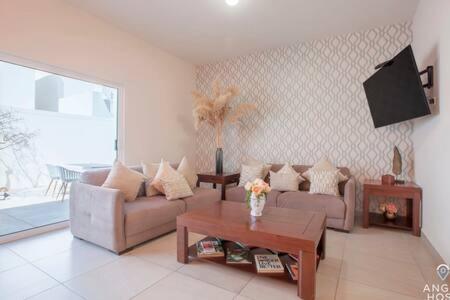Spacious With Private Yard And Community Pool Holiday home