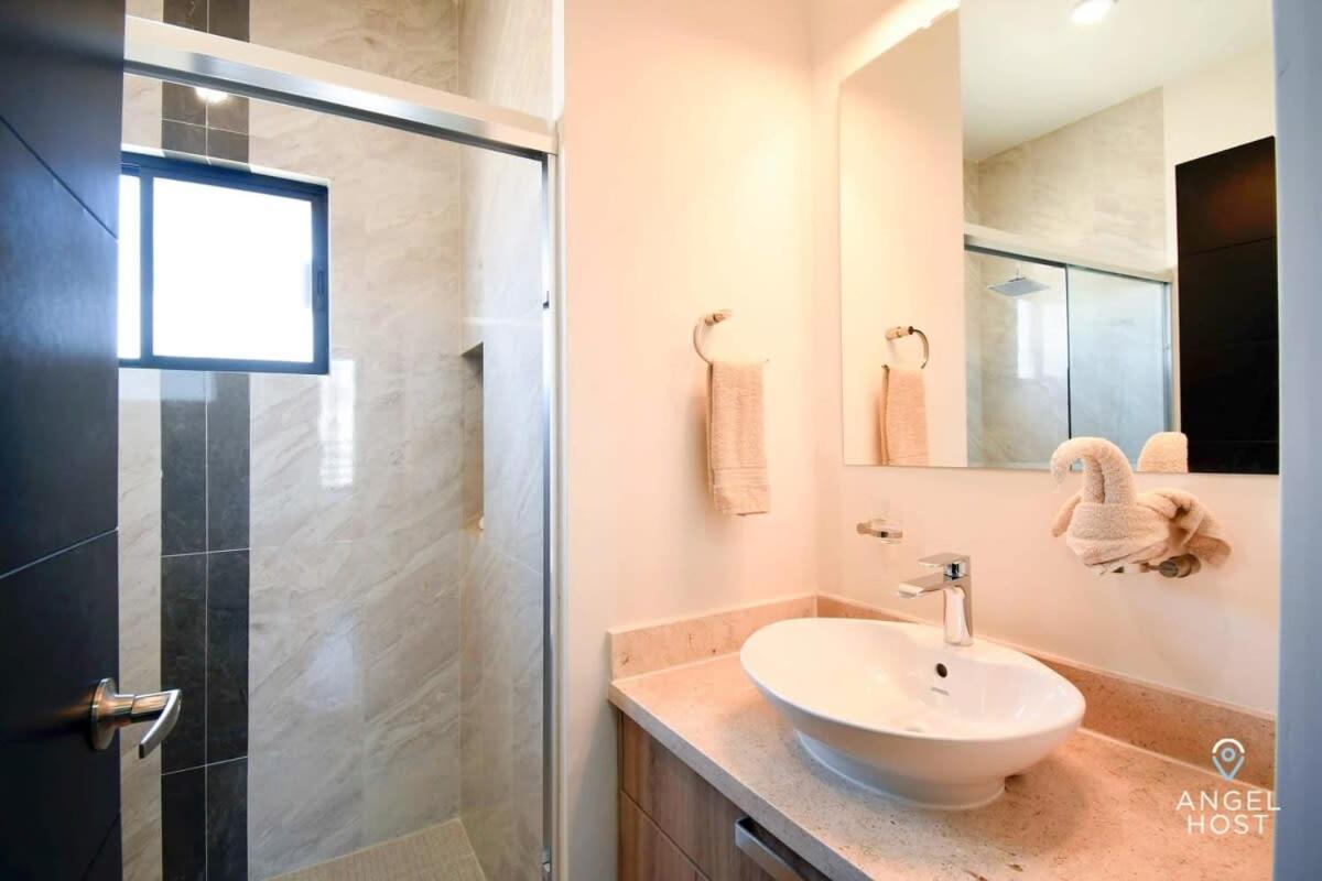 Stylish Townhome With Pool, Patio, And Secure Parking Holiday home