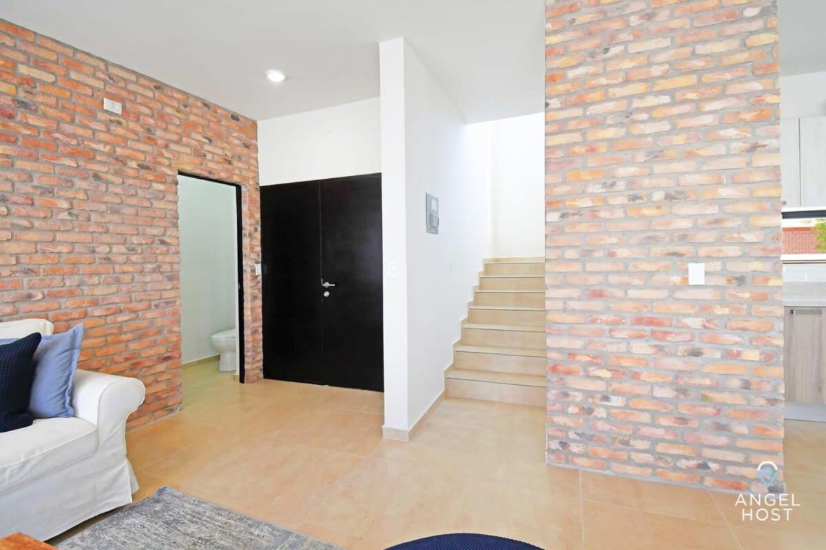 Stylish Townhome With Pool, Patio, And Secure Parking