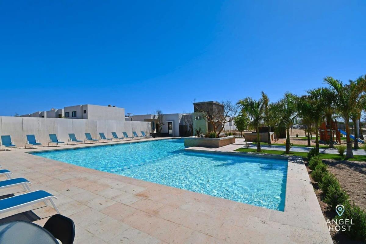 Stylish Townhome With Pool, Patio, And Secure Parking Holiday home