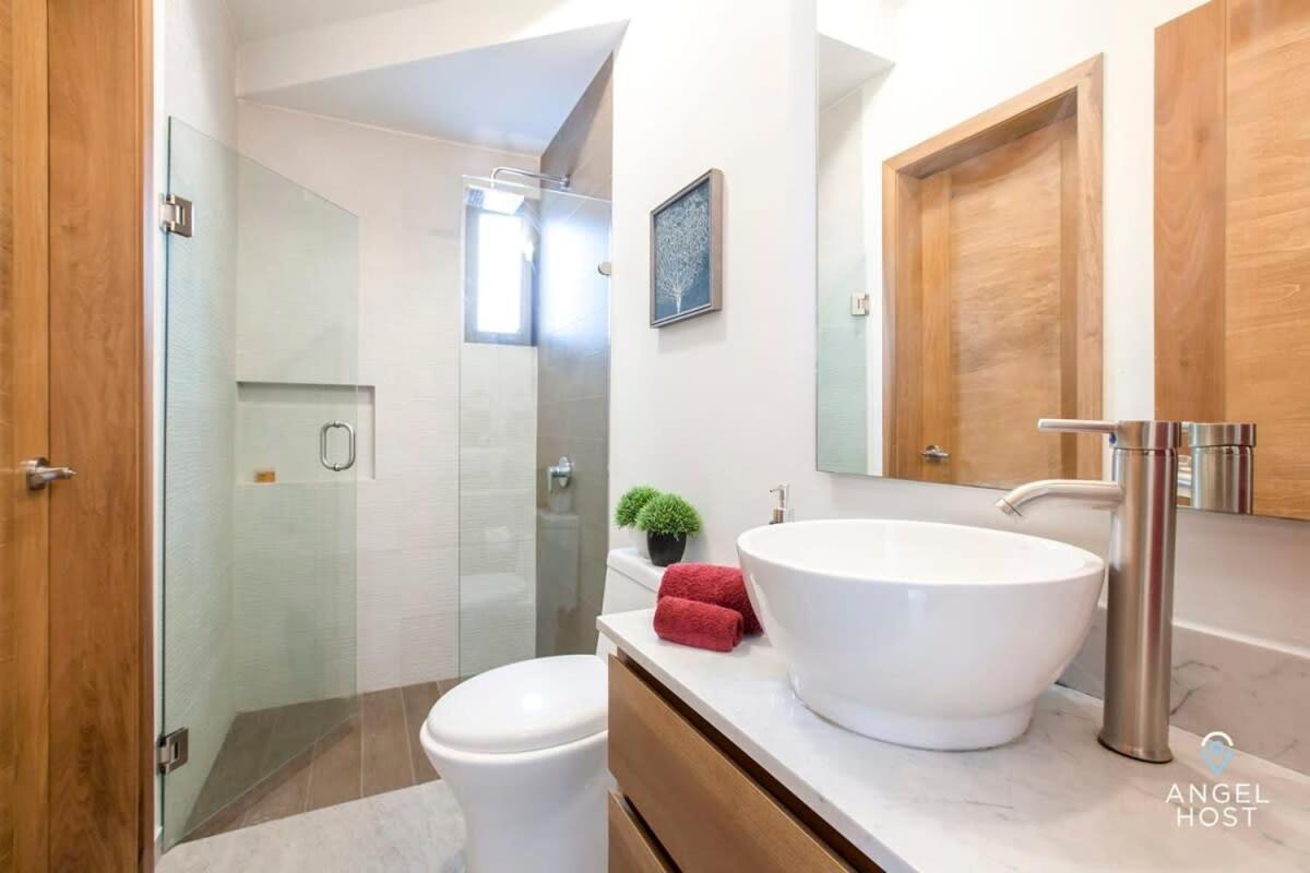 Сasa de vacaciones New Townhome With Private Patio, Parking & Pool Onsite