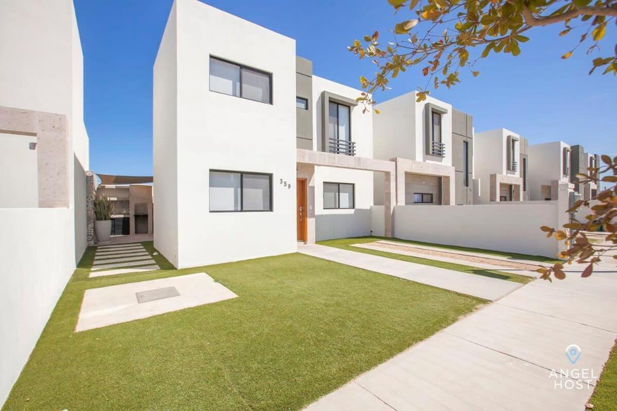 Сasa de vacaciones New Townhome With Private Patio, Parking & Pool Onsite La Paz