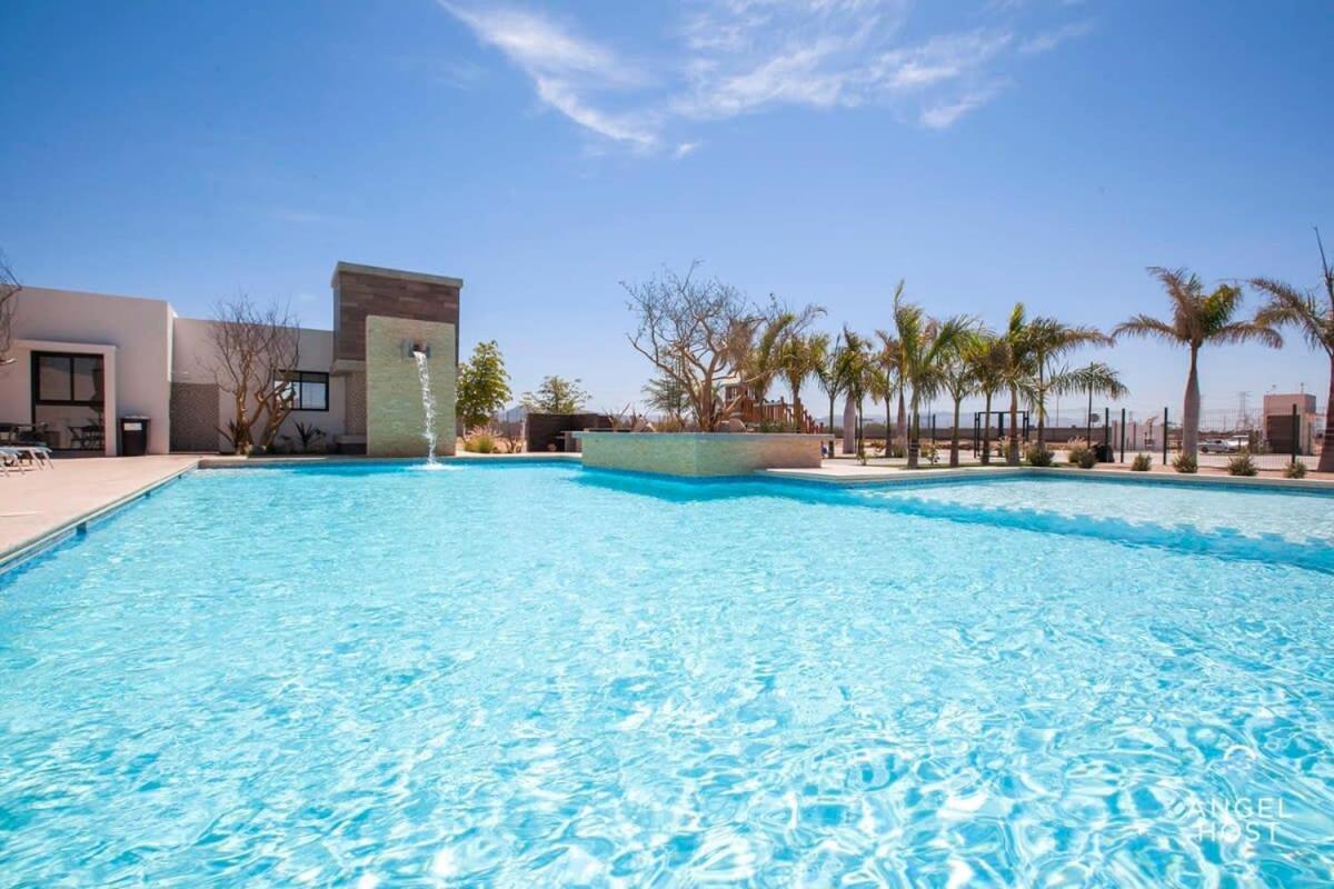 Сasa de vacaciones New Townhome With Private Patio, Parking & Pool Onsite