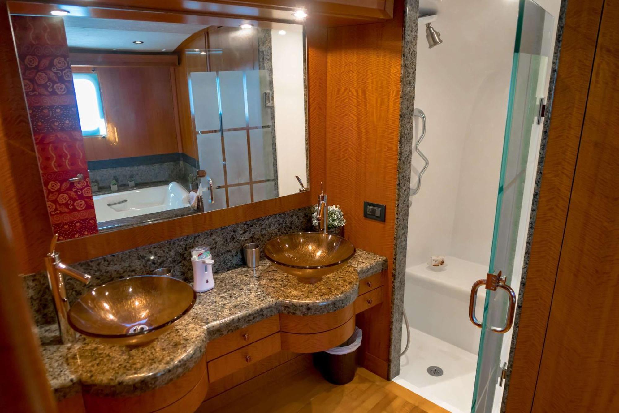 Hotel en barco Luxury Yacht In *