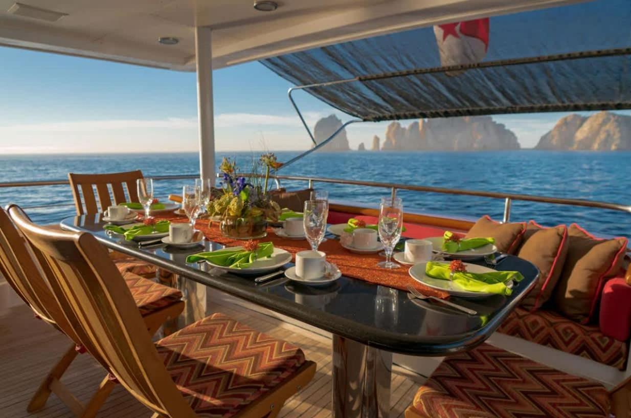 Luxury Yacht In Hotel en barco
