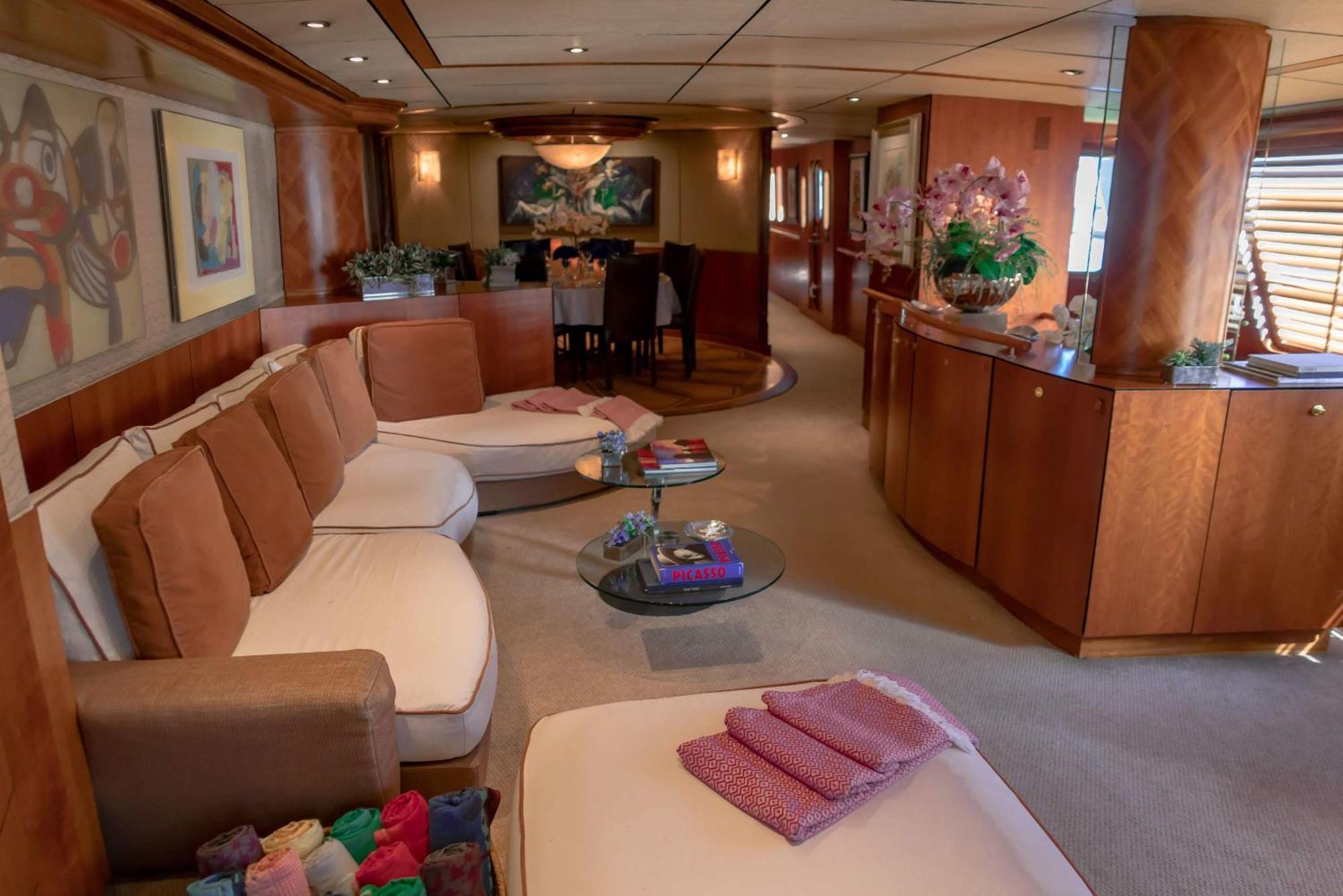 Luxury Yacht In Hotel en barco